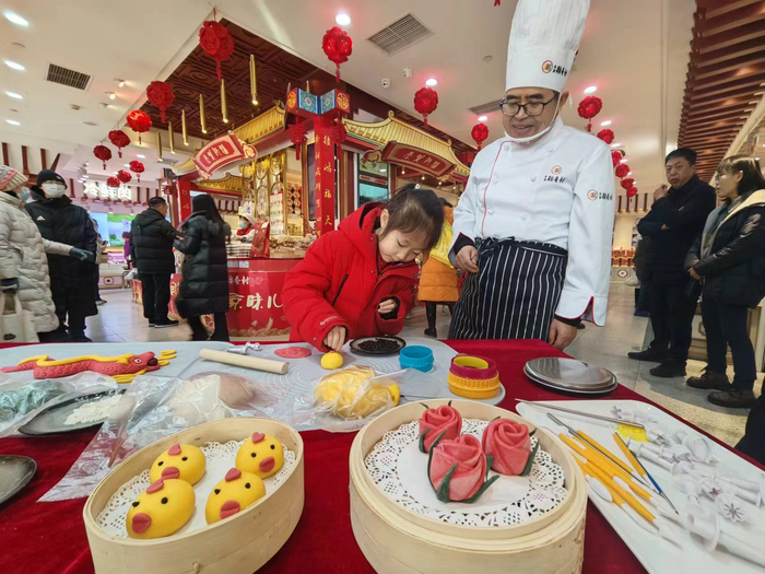 2月5日，小朋友在北京稻香村门店体验做花馍。新京报首席记者 郭铁 摄