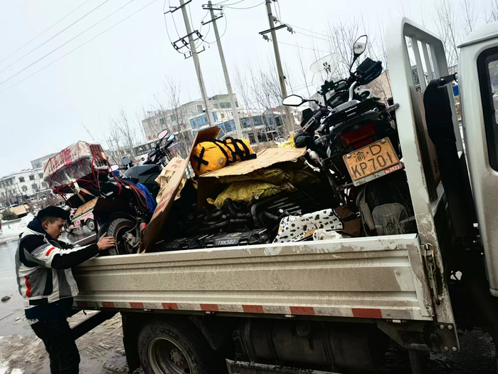 2月3日下午，张猛和工友在河南濮阳装车准备出发。