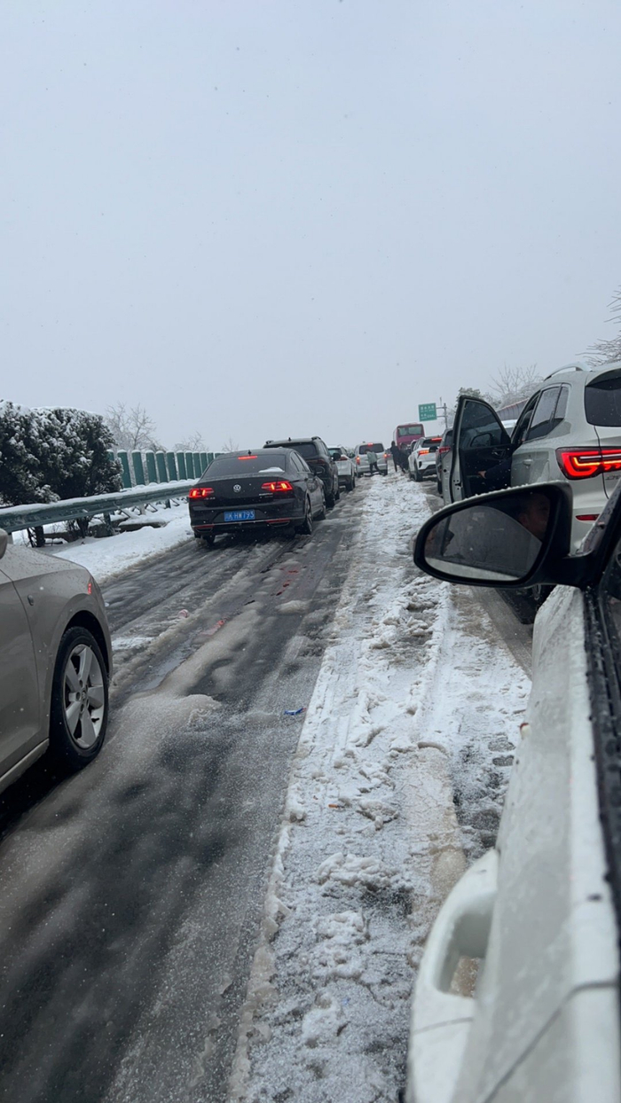 2月4日，在G42沪蓉高速、鲁台停车区段。 受访者供图