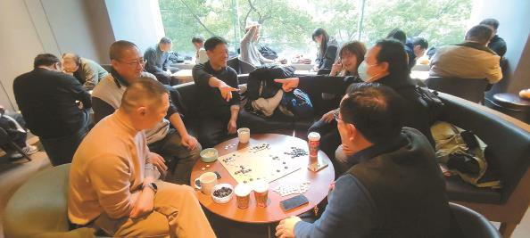            棋友在咖啡馆交流棋艺  本文图片  栾春  摄          