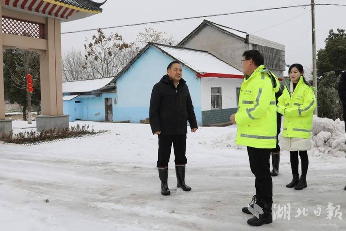 　　2月3日下午，松滋市委书记沈先武深入迎战冰雪一线，督导检查低温雨雪冰冻灾害防范应对工作，看望慰问坚守岗位的一线工作人员。 湖北日报 图