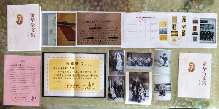 ▲2月5日，肖鸣锵家中，肖鸣锵捐赠的文物清单和证书等。见习记者 李雨恒 摄
