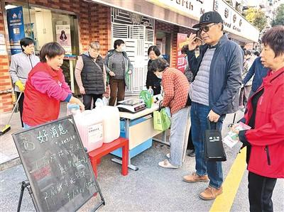 上海制皂厂有限公司在上海市杨浦区开设的“零拷”摊位。资料图片