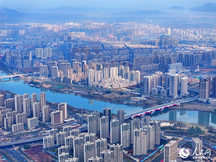 赣州市中心城区高楼林立,公园,桥梁,快速路等基础设施日趋完善.