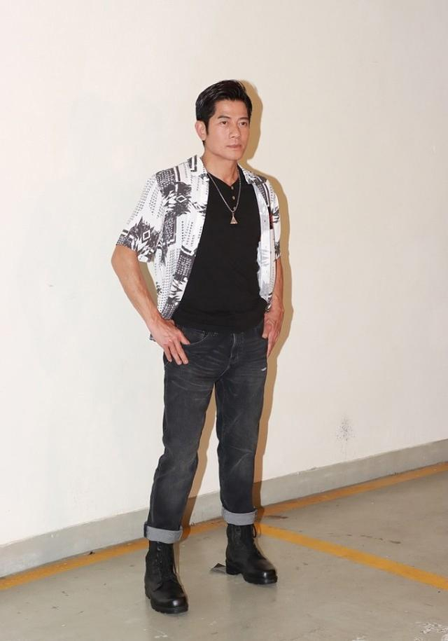 郭富城才是"反油腻"第一人!不穿大叔装,裤子短一截,帅气有型