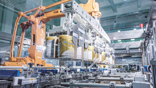 　　奶企里的智能工厂生产线。　资料图