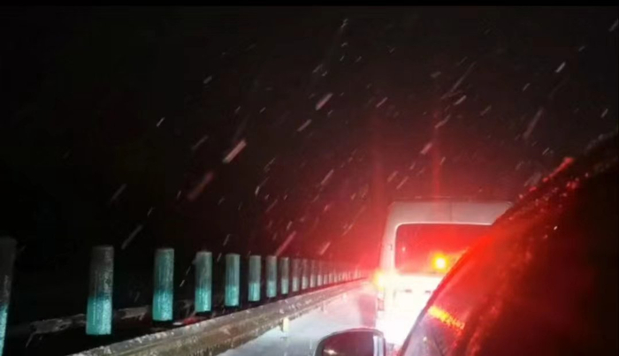　2月3日晚开始飘雪。 受访者供图