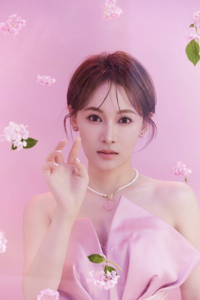 歌手刘洋洋一身白裙亮相综艺 现场吟唱《歌行四方》