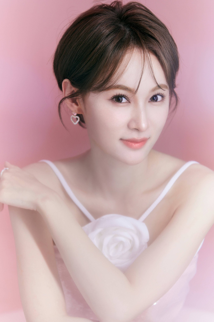 歌手刘洋洋一身白裙亮相综艺 现场吟唱《歌行四方》