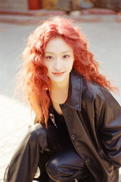 来康康@胡连馨儿 的最近大片～快过年了,红发也安排上