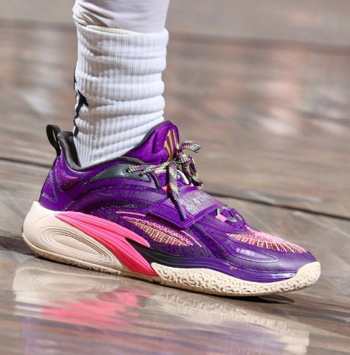 欧文之前上脚的的狂潮5 pro……|凯里·欧文|nba|篮网_新浪新闻