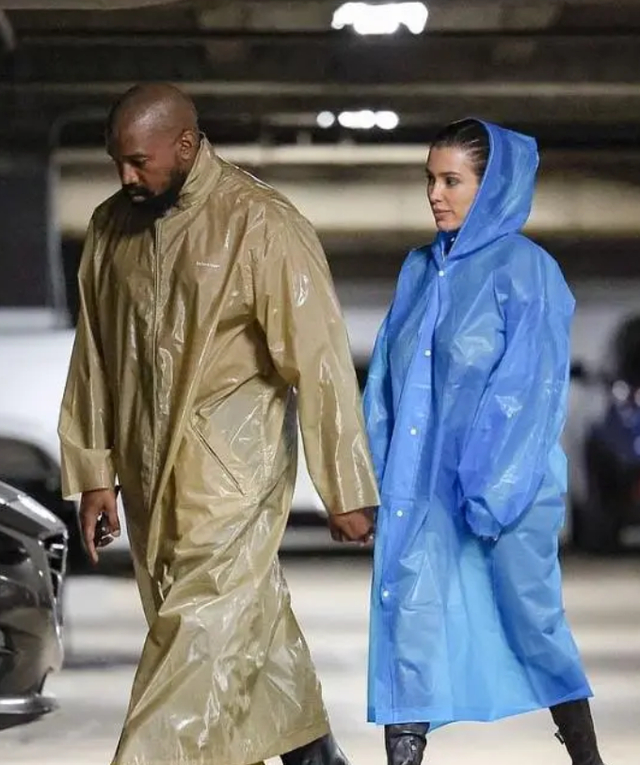 侃爷带娇妻淋雨街拍,半透明雨衣略迷惑,网友:我又不懂时尚了|侃爷