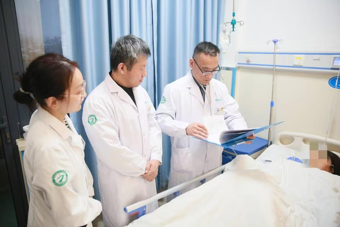 济南市七院普外科成功为患者进行腹腔镜下解剖性左半肝切除术