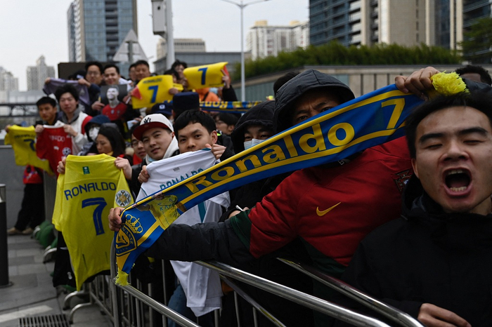 C罗球迷在场外等候偶像。