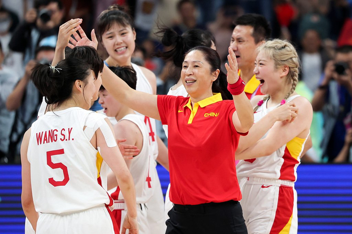 中国女篮主帅郑薇（中）。