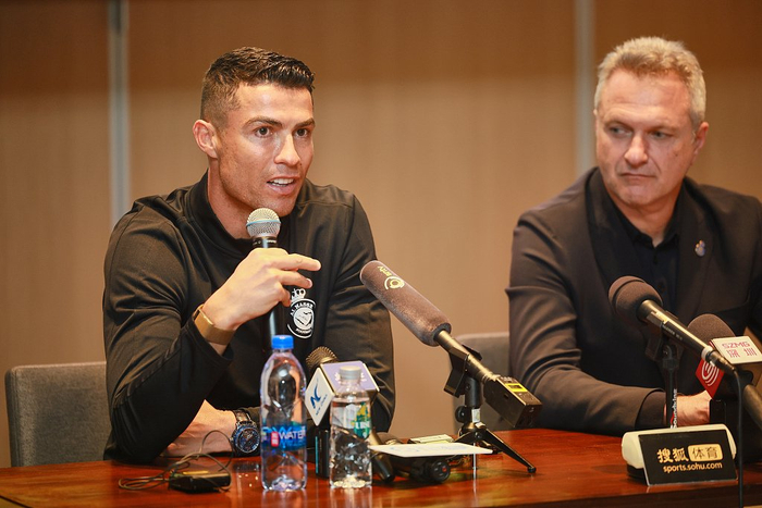C罗在发布会上道歉。