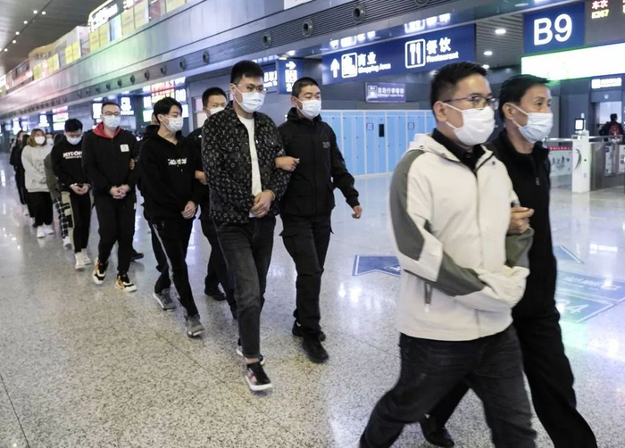 2022年，办案人员将犯罪嫌疑人押解回兰州。（兰州市公安局供图）