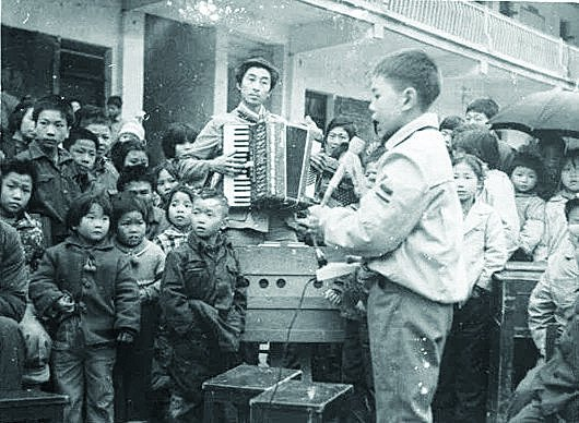             昔     上世纪80年代初，“月山春晚”点燃了村民心里向往文艺的小火苗  资料照片          