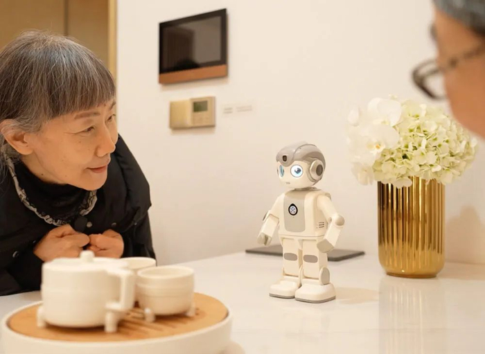 优必选陪伴机器人与老人互动