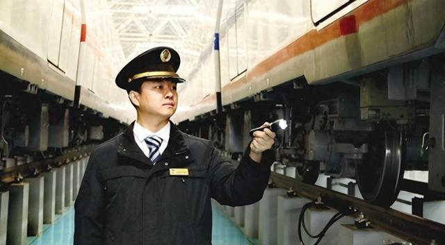 城市地下穿行者轨道交通电客车司机刘亚炜的坚守