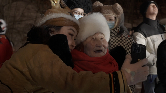 1月15日，内淑梅（小花鹿奶奶）和她的外孙女阿雪倩在哈尔滨街头直播。本文图片均为 澎湃新闻记者 黄之涵 摄