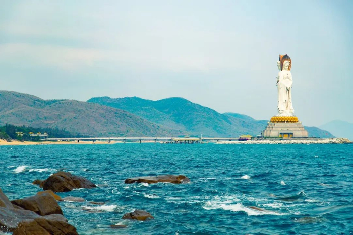 海南著名地标，三亚南山海上观音。（图/pexels）