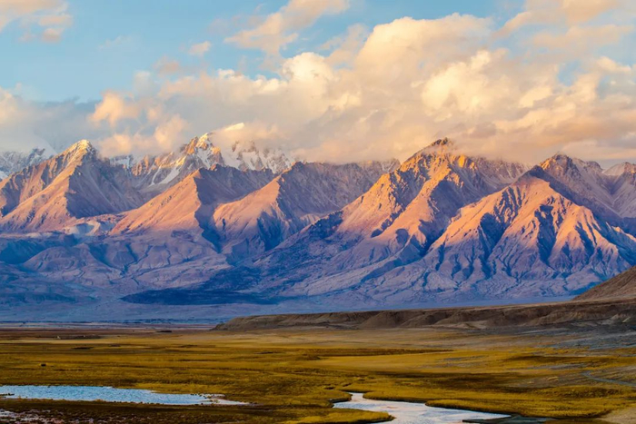 中国,哈萨克斯坦,吉尔吉斯斯坦和乌兹别克斯坦四国东临塔克拉玛干沙漠