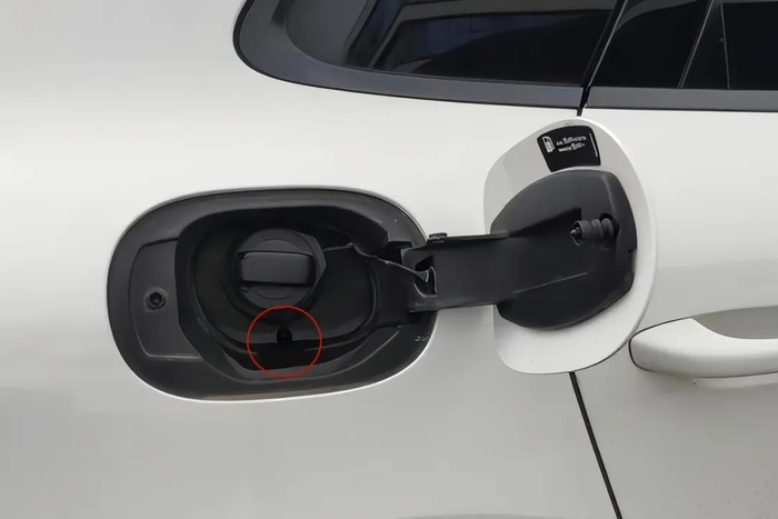 它是给汽车油箱排水的!