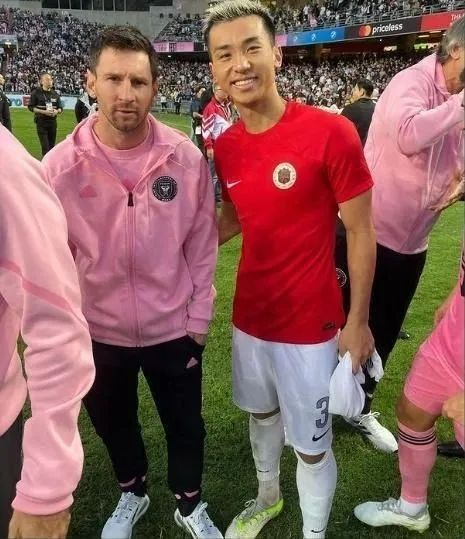 对比香港梅西出场日本比赛还开心和日本牛郎合影送签名球鞋