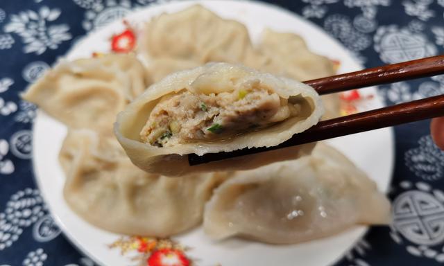 3. 包鮁魚餃子時,包的比其他肉餡的餃子都大一些,以增加口感.