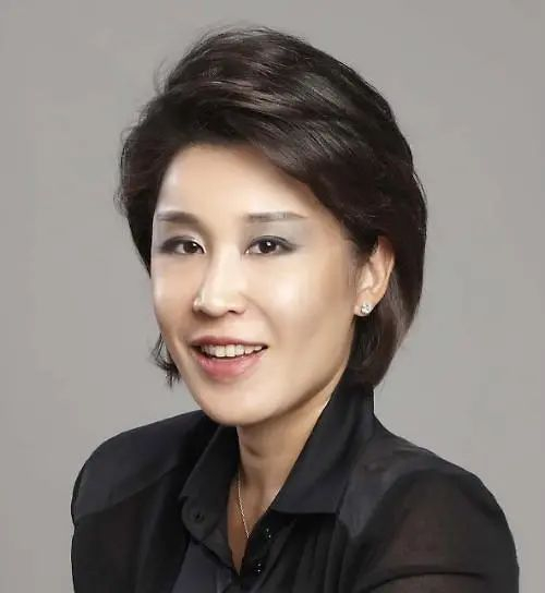 (郑有庆)文徐允的爸爸文成旭,是电视台kbs前社长的儿子,他和郑有庆是