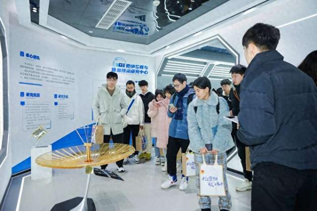 返乡学子调研诸暨航空航天产业。团诸暨市委供图