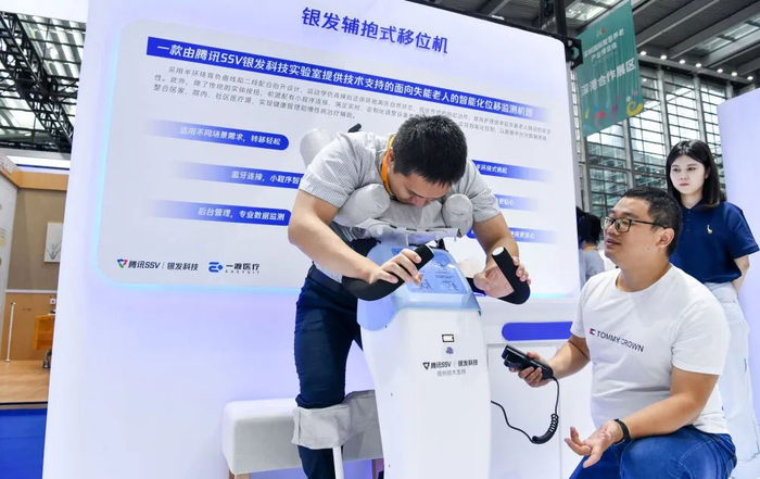 2023年9月15日，观众在深圳智慧养老展上体验失能老人智能化照护产品——银发辅抱式移位机（梁旭/摄）