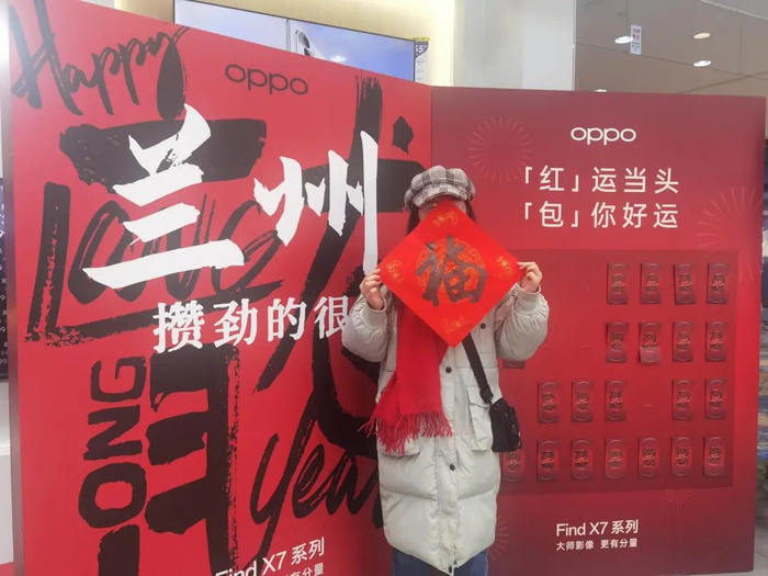 顾客在兰州中心打卡领礼品