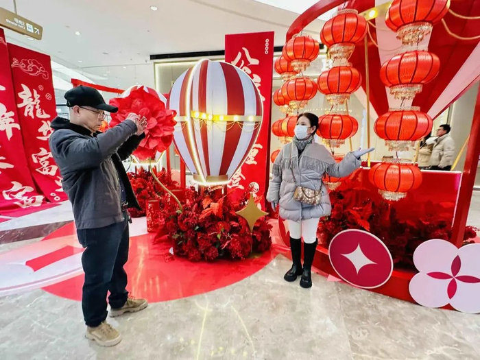 市民在兰州中心内拍照留念