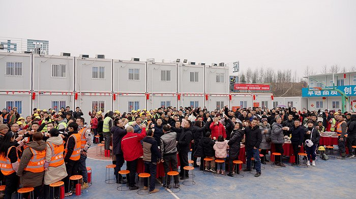 建设现场也是新春舞台建筑施工与返乡务工人员齐团年