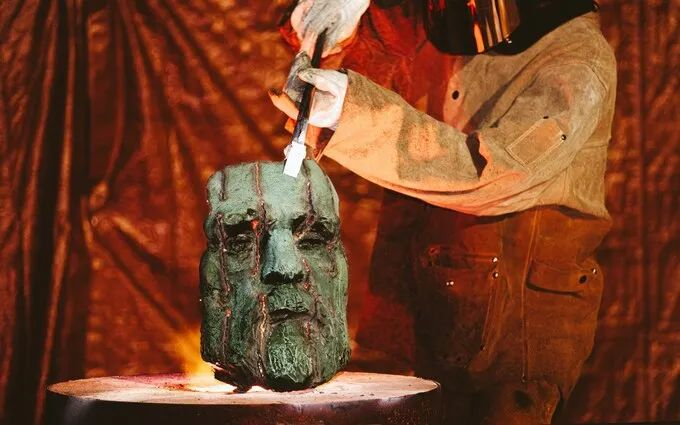 《纽约时报》评论罗伯特·李雕像事件的文章标题：“美国最具争议性的雕像向熔炉屈服。”