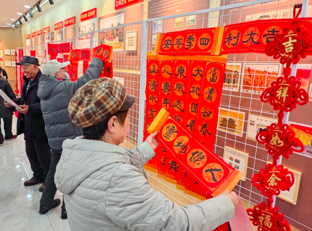 "拿了两张画,一副对联和一个福字.