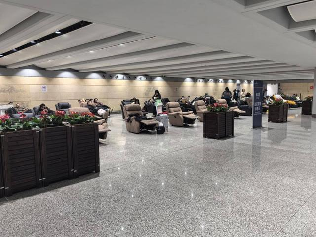 昆明机场全新升级过夜旅客休息区还有6元温暖餐