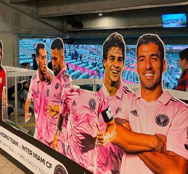 球迷打掉了广告板上梅西的头。