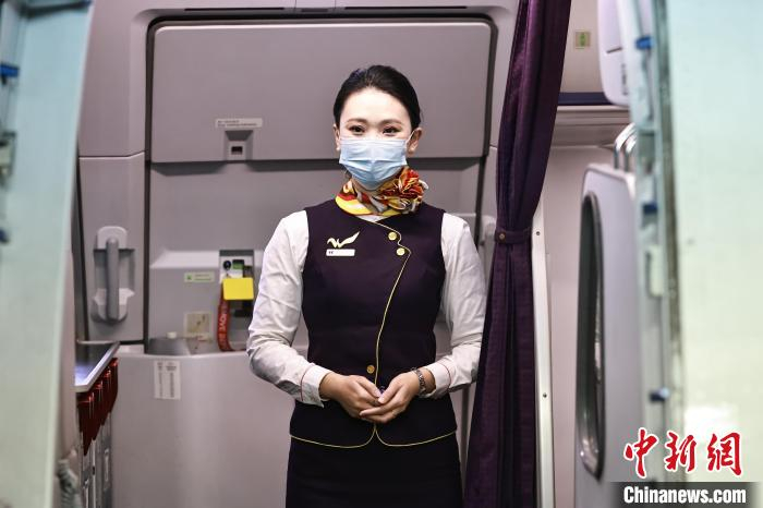 福暖中国丨从护士到空乘 女乘务长潘虹霖十年守护旅客回家路|乘务长