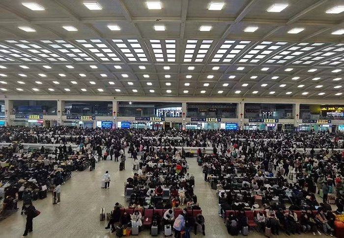 图集武汉滞留列车基本恢复正常各地高铁站迎节前发送高峰