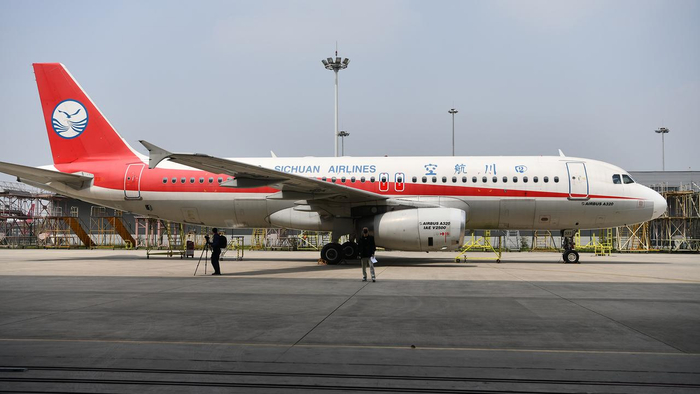 川航回应航班备降广州机场3u8906航班空中出现飞机引气故障