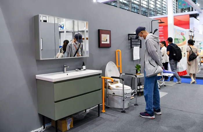2023年9月15日，一位老人在深圳智慧养老展上了解适老化家居产品（梁旭/摄）