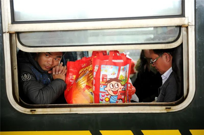 一名乘坐K4672次列车的乘客向窗外张望 新华社记者 陶亮 摄