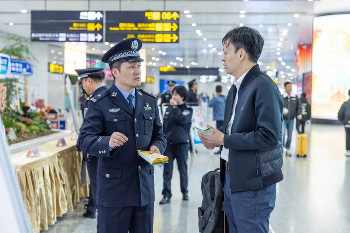 重庆开展温馨春运文明相伴主题宣传活动