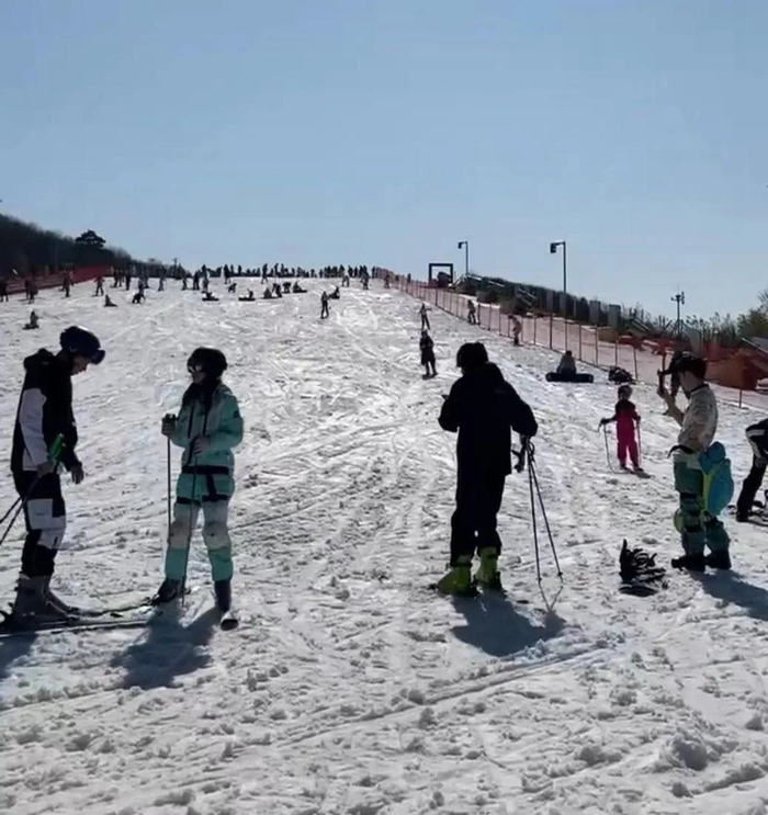 安吉云上草原的雪场，受访者供图