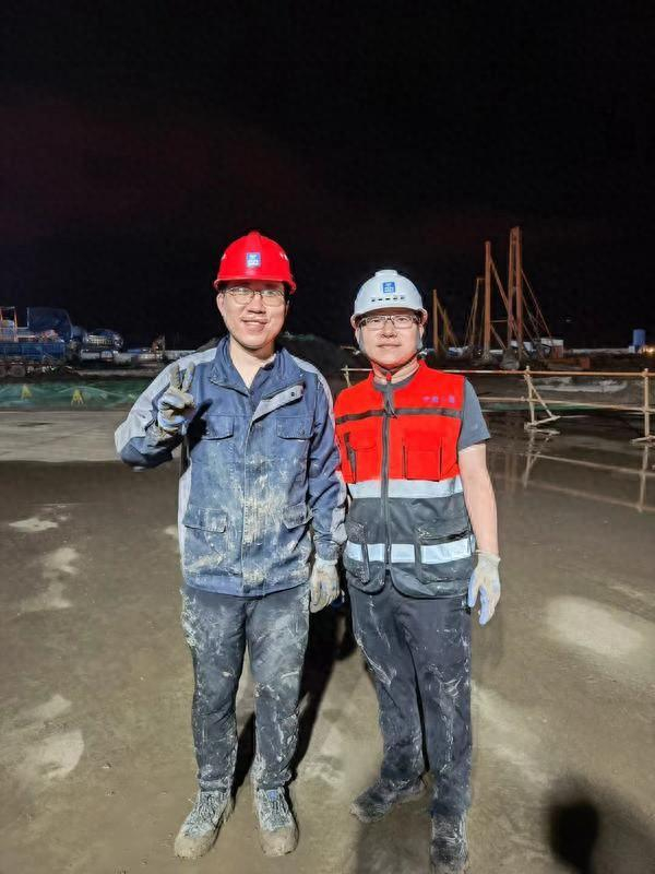 陈静涛（右）和同事在建筑工地的合影。受访者供图