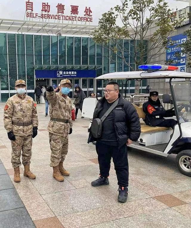 ""我帮您拿!",护航春运,"迷彩绿"在行动|春运_新浪新闻