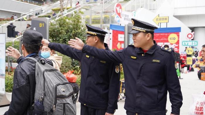 广州城管暖心守护春运旅途